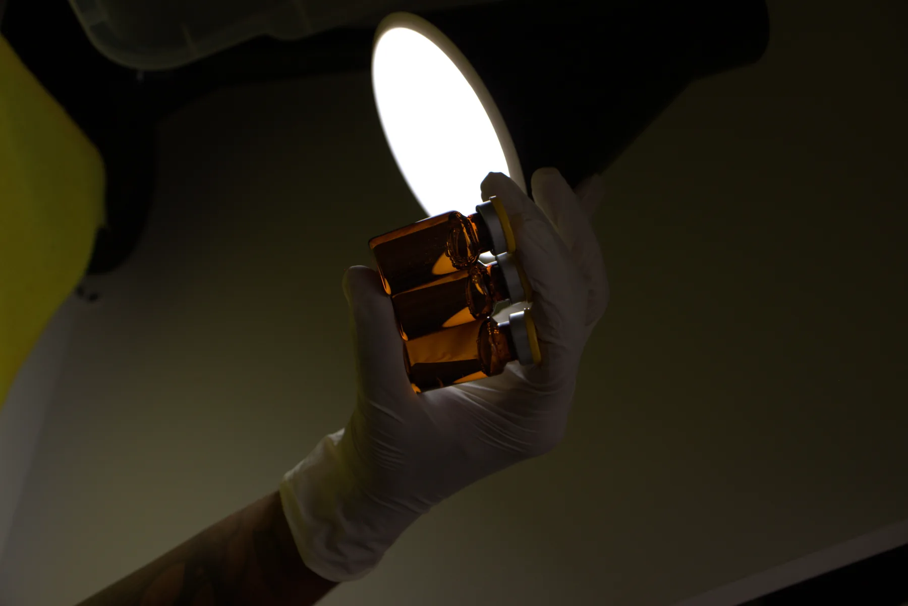 Inspeção real de frascos contra a luz
